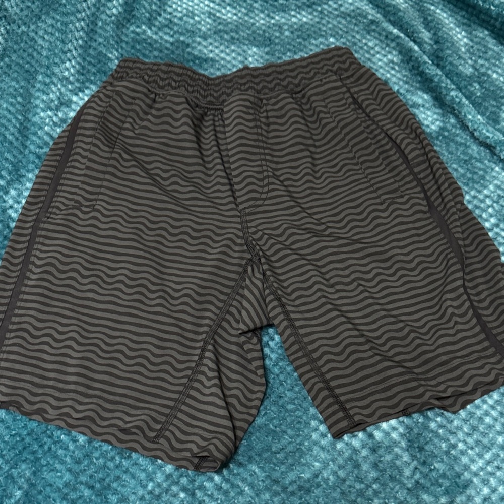 lululemon athletica Men's Black and Dark Gray Wavy Athletic Shorts